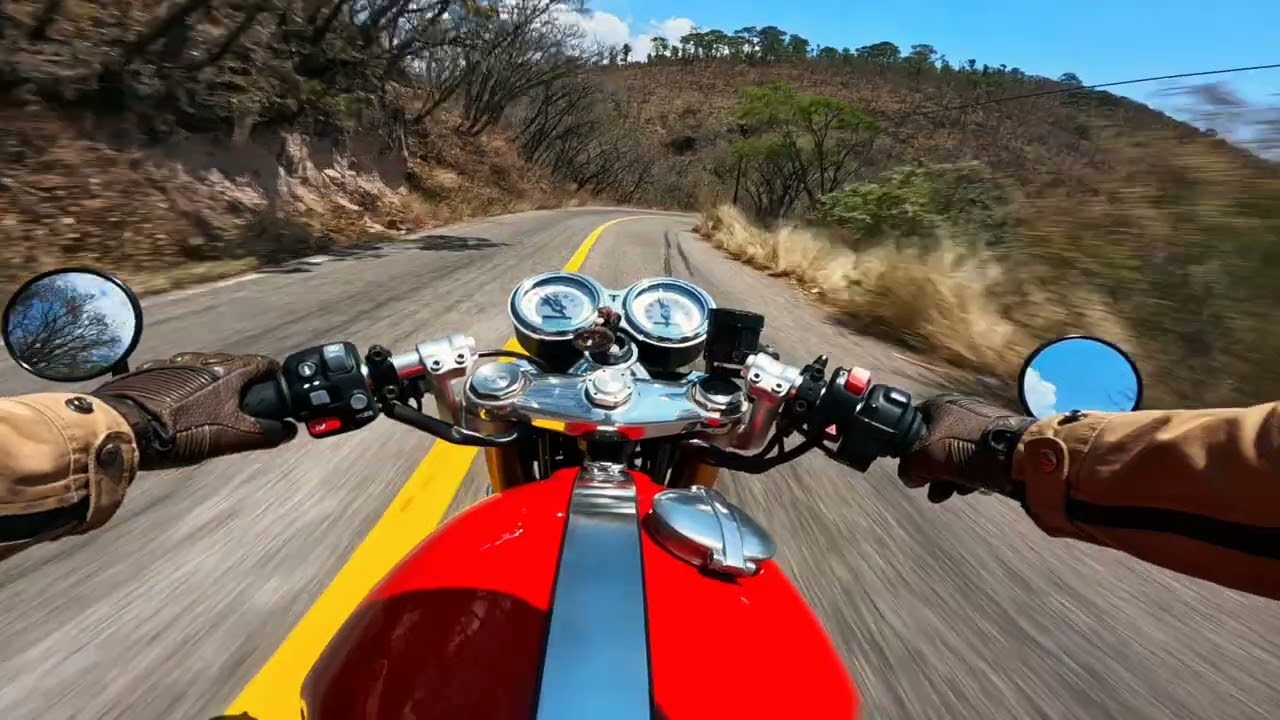 Triumph thruxton 1200 R. POV Sonido de la motocicleta.
