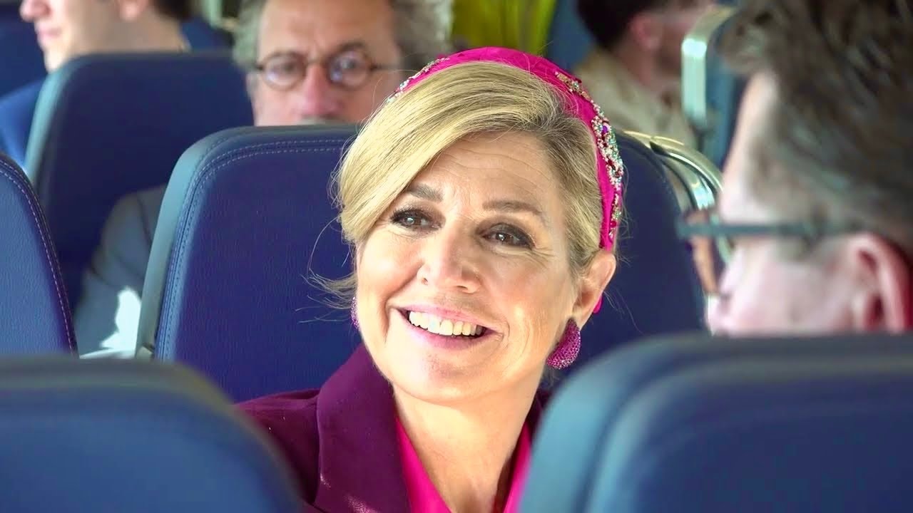 Uniek: Máxima pakt de trein van Haarlem naar Utrecht