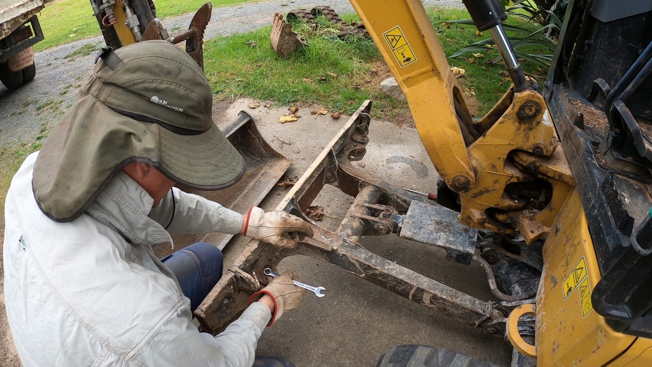 Mini excavator blade maintenance