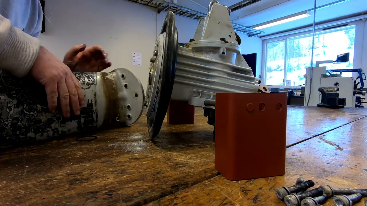 Taking the saildrive apart VolvoPenta S120
