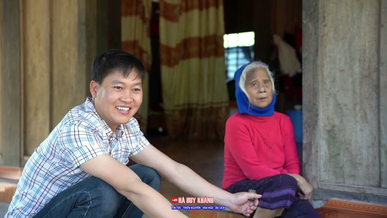 Thăm lại và tặng quà tết cho bà cụ nghèo nuôi 2 đứa trẻ mồ côi cha, mẹ bỏ đi lấy chồng...