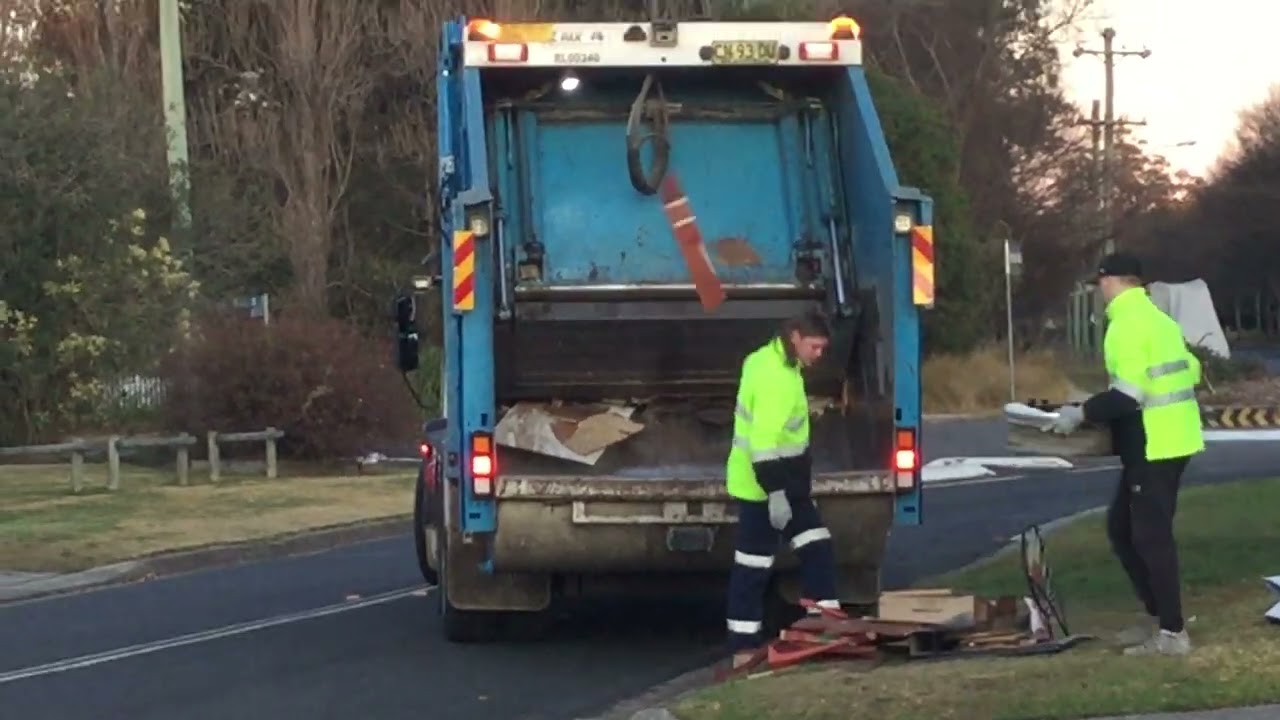 Hawkesbury bulk wastE Cleanout pick up  with  truck RLOO340
