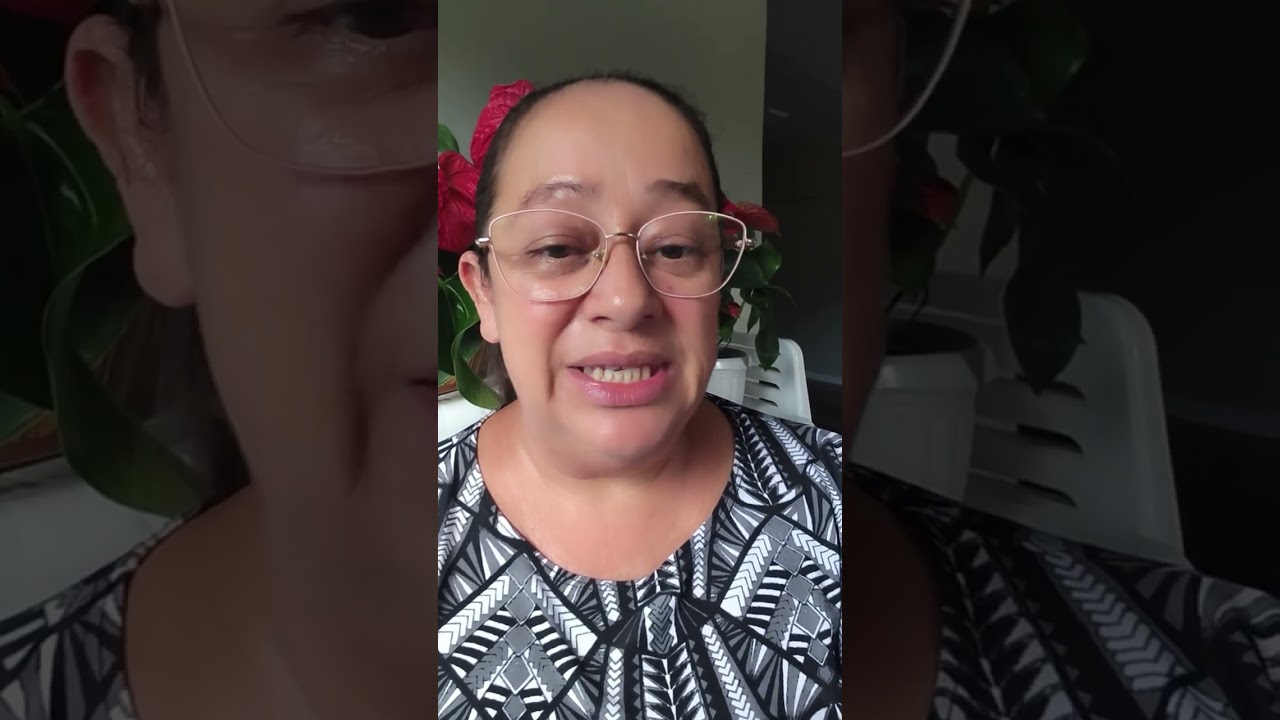 Um jovem vai bater na sua porta desesperado 