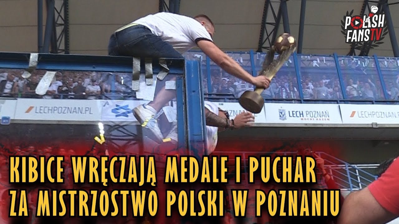 Kibice wręczają puchar i medale piłkarzom Legii za mistrzostwo Polski w Poznaniu (20.05.2018 r.)