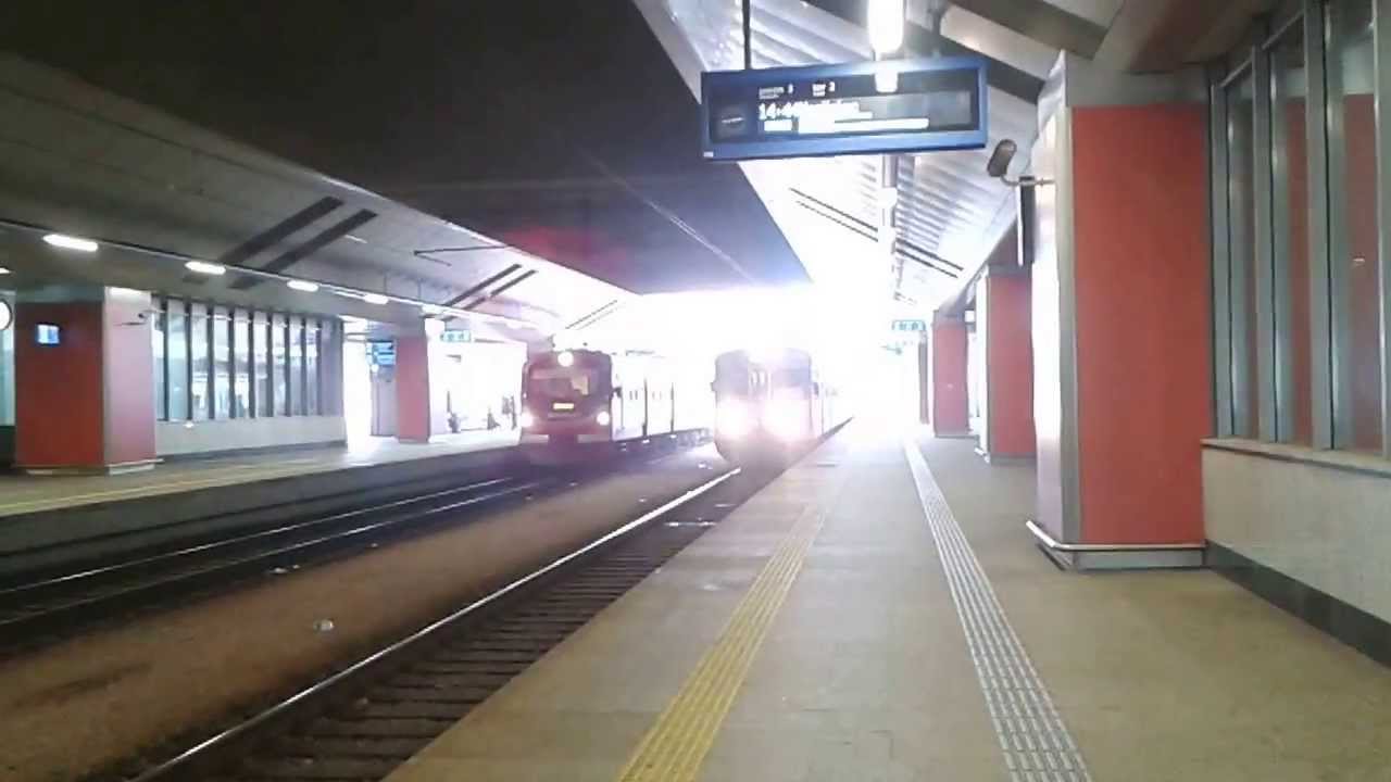 EN57-1074 z IR 36122 Łużyce odjeżdża ze stacji początkowej.