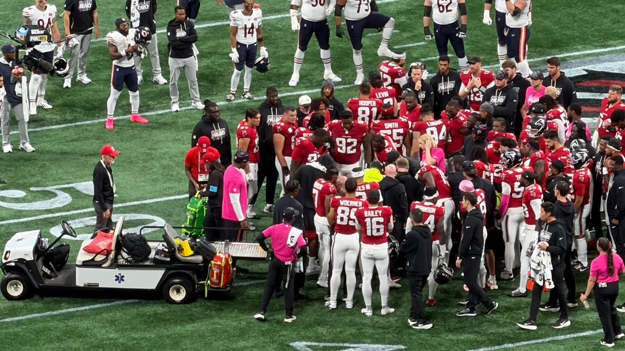 🚨 Falcons rookie linebacker Kendal Daniels  CARTED OFF the pitch after horrific injury vs Bears