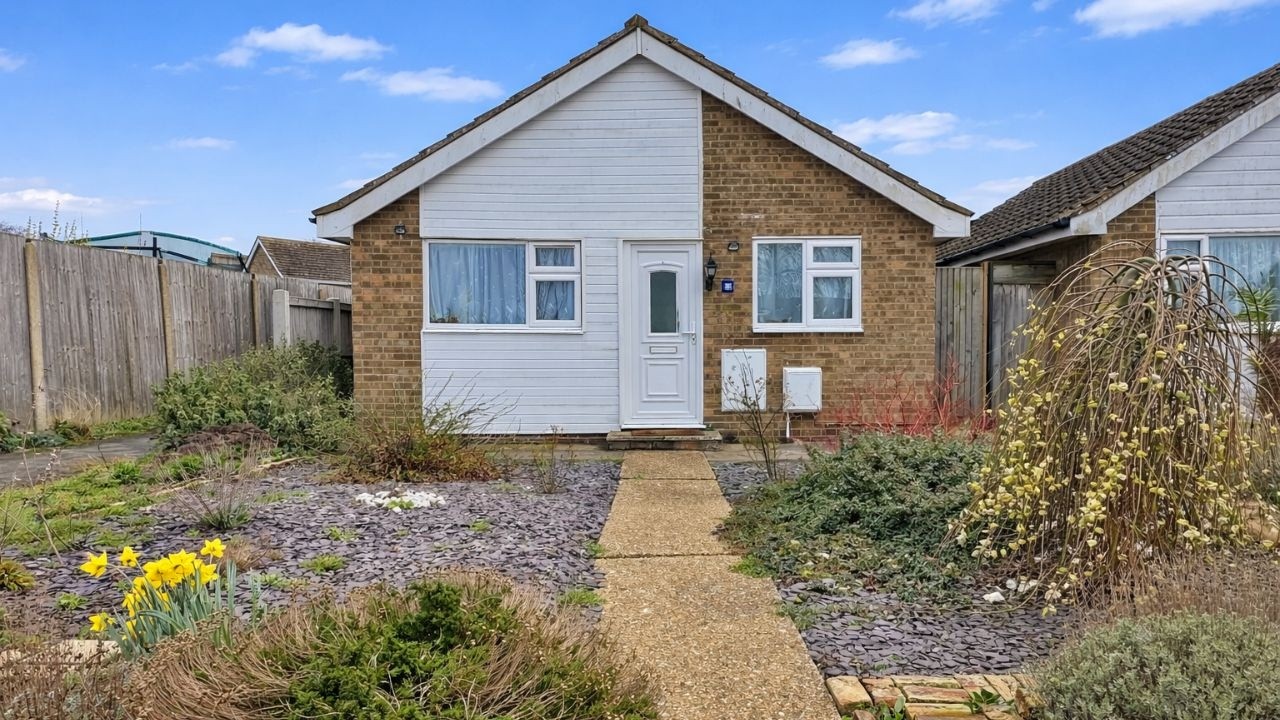 GREAT VALUE DETACHED BUNGALOW - Oakwood Close, Kirby Cross, Essex