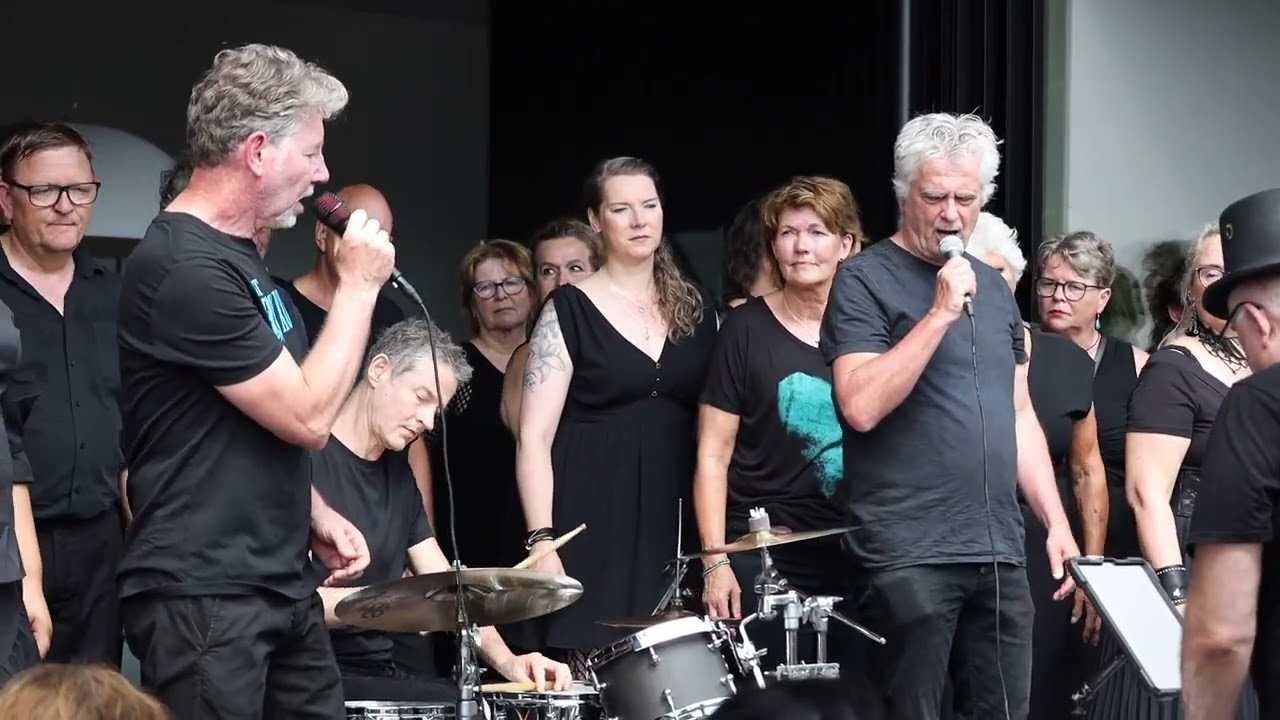Rockkoor Almere zingt bij Gluren bij de Buren in Almere Overgooi