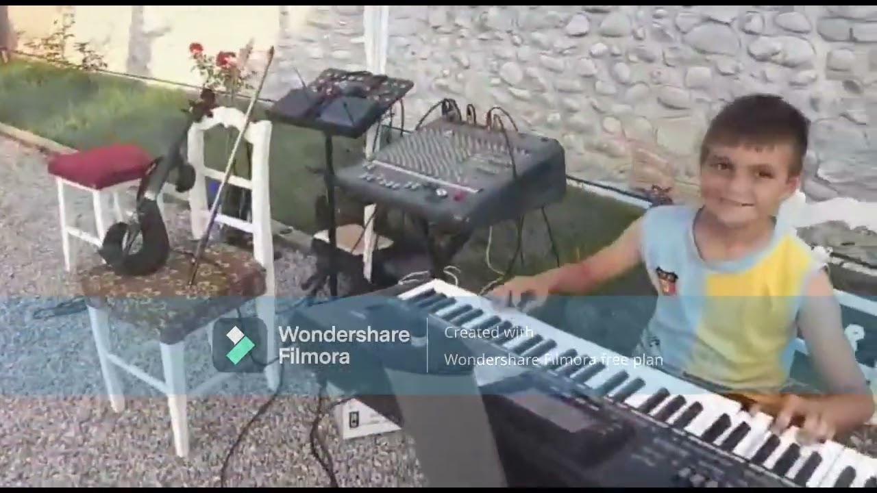 Copil minune canta la orga ca un profesionist