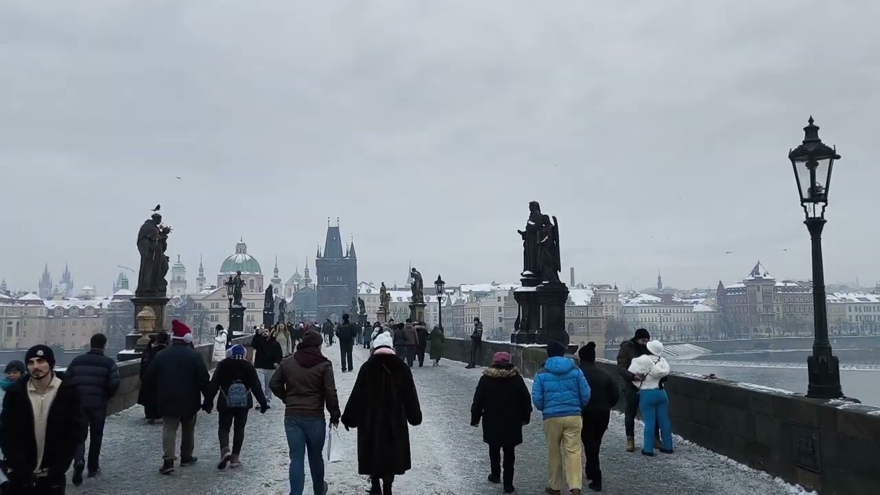 Most Karola Praga Czechy. Spacerowicze na Moście Karola w czeskiej Pradze 01.2026