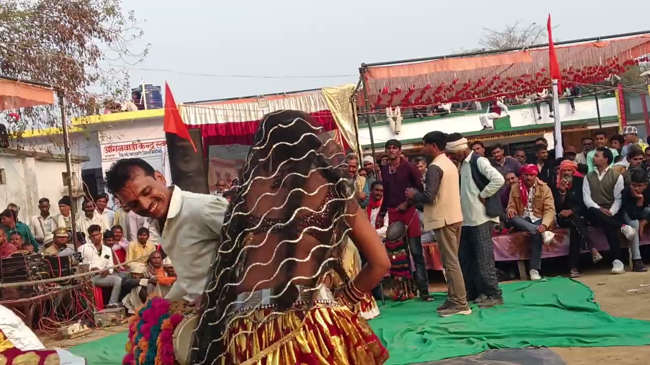 बुंदेली देसी राई योगेन्द्र राजा जी देसी डांस आप सुने मो 8269885071