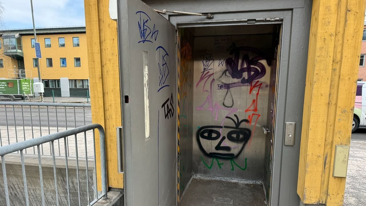 ⁨Umeå Sweden: Heavily vandalized Public 1996 OTIS elevator with no inner door.