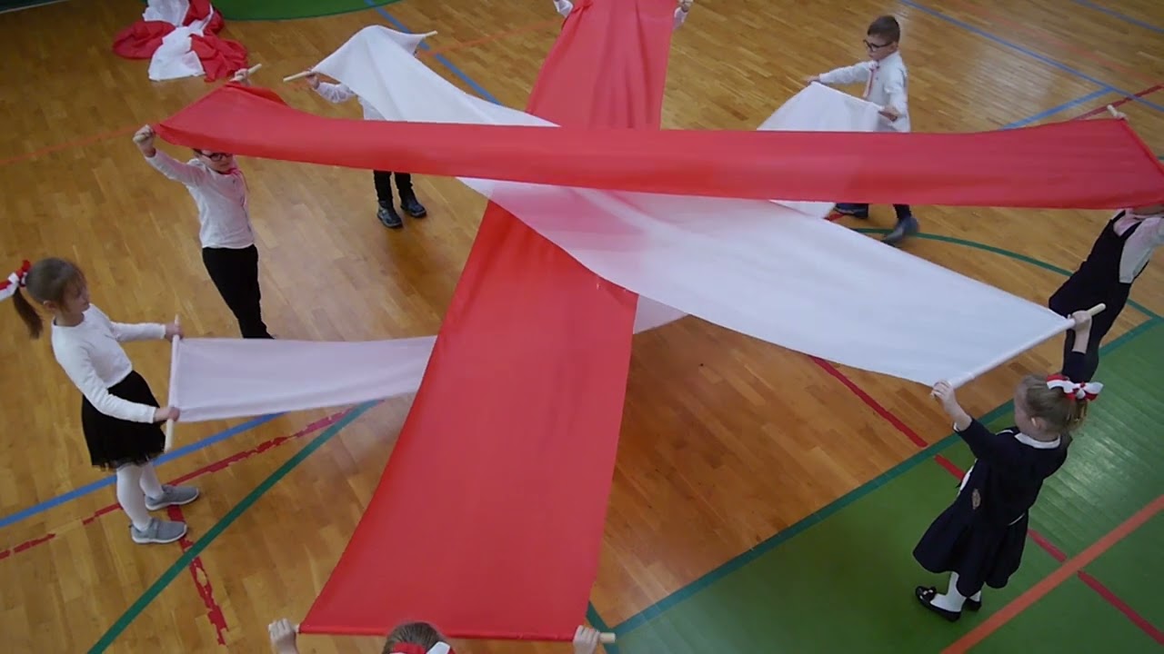 Taniec z flagą w wykonaniu klasy 1a (2021) Święto Niepodległości