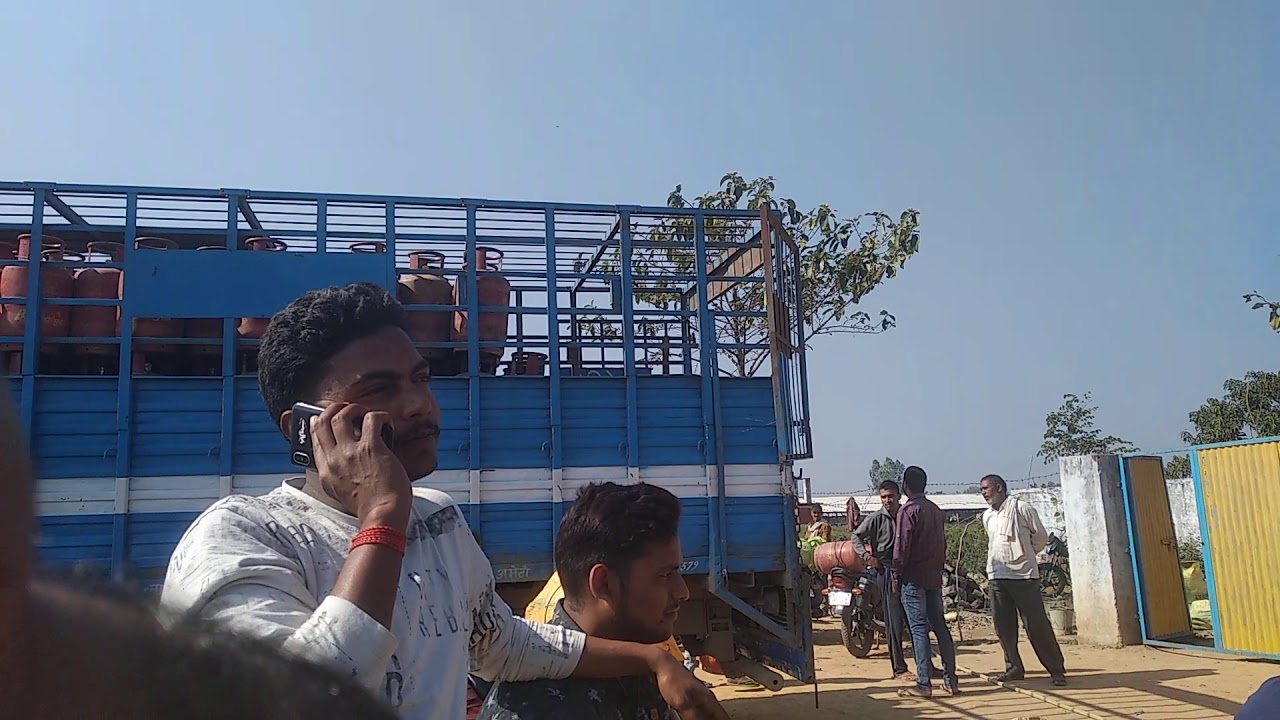 Bharat Gas Agency me umadi bheed