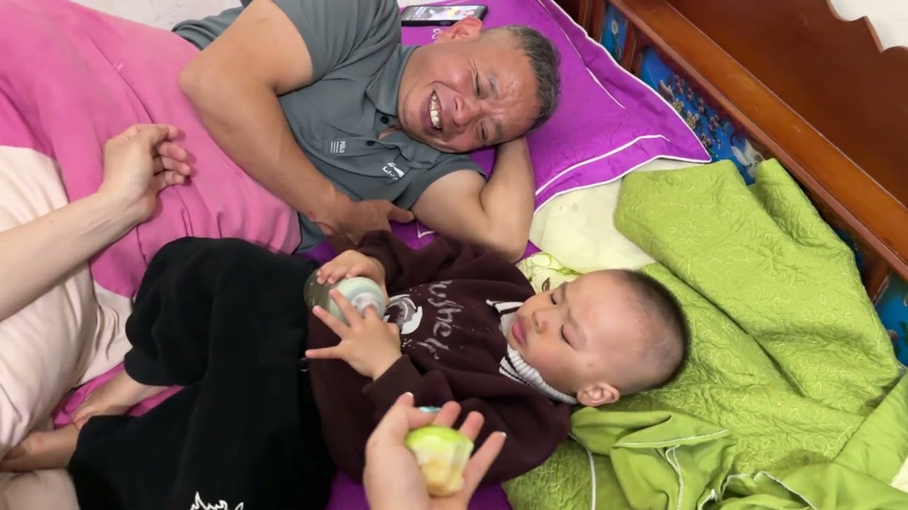 Coca Vứt Luôn Bình Sữa Không Th.èm Uống 
