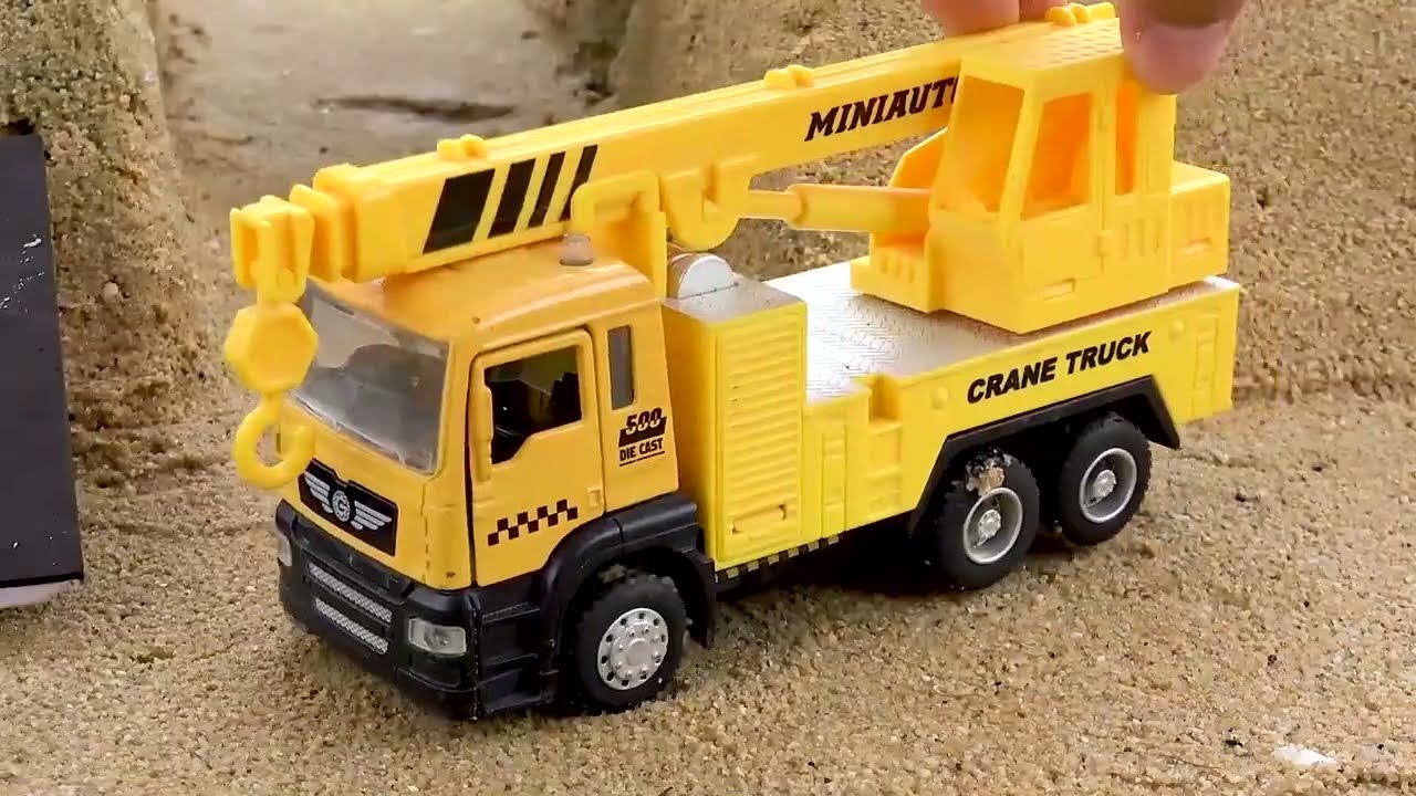 Divertida historia de juguetes de grúa, coche de policía y vehículos de construcción.