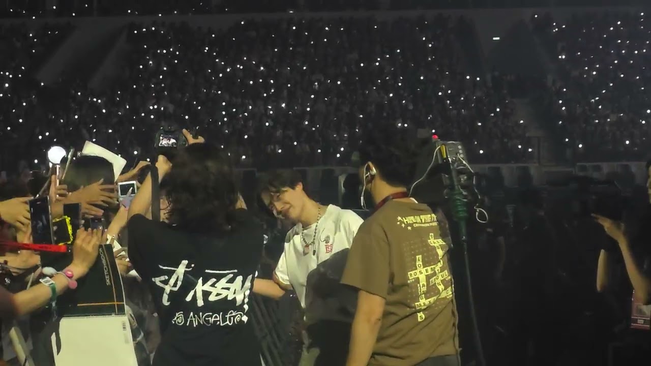 Equal sign (fan forced Jhope to choose her) - BTS Jhope HOPE ON THE STAGE Jakarta Day 1 [050325]