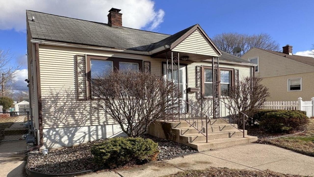 530 S Tanner Avenue, Kankakee, IL Presented by Dawn Olson.
