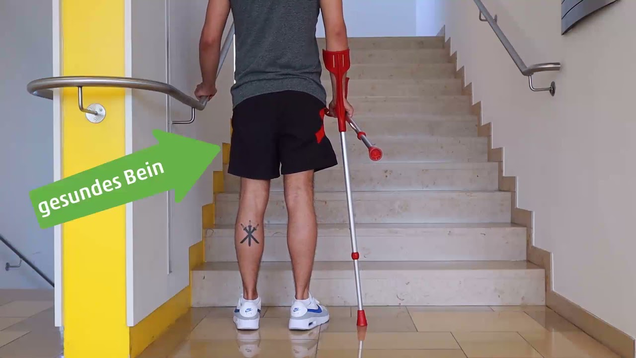 Richtig Gehen mit Unterarmstützen (Physiotherapeut zeigt wie)