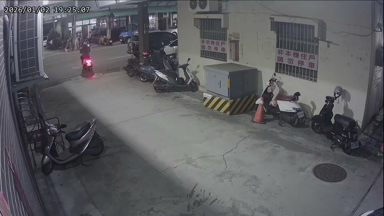 哈爾濱街側巷停車棚 20260102