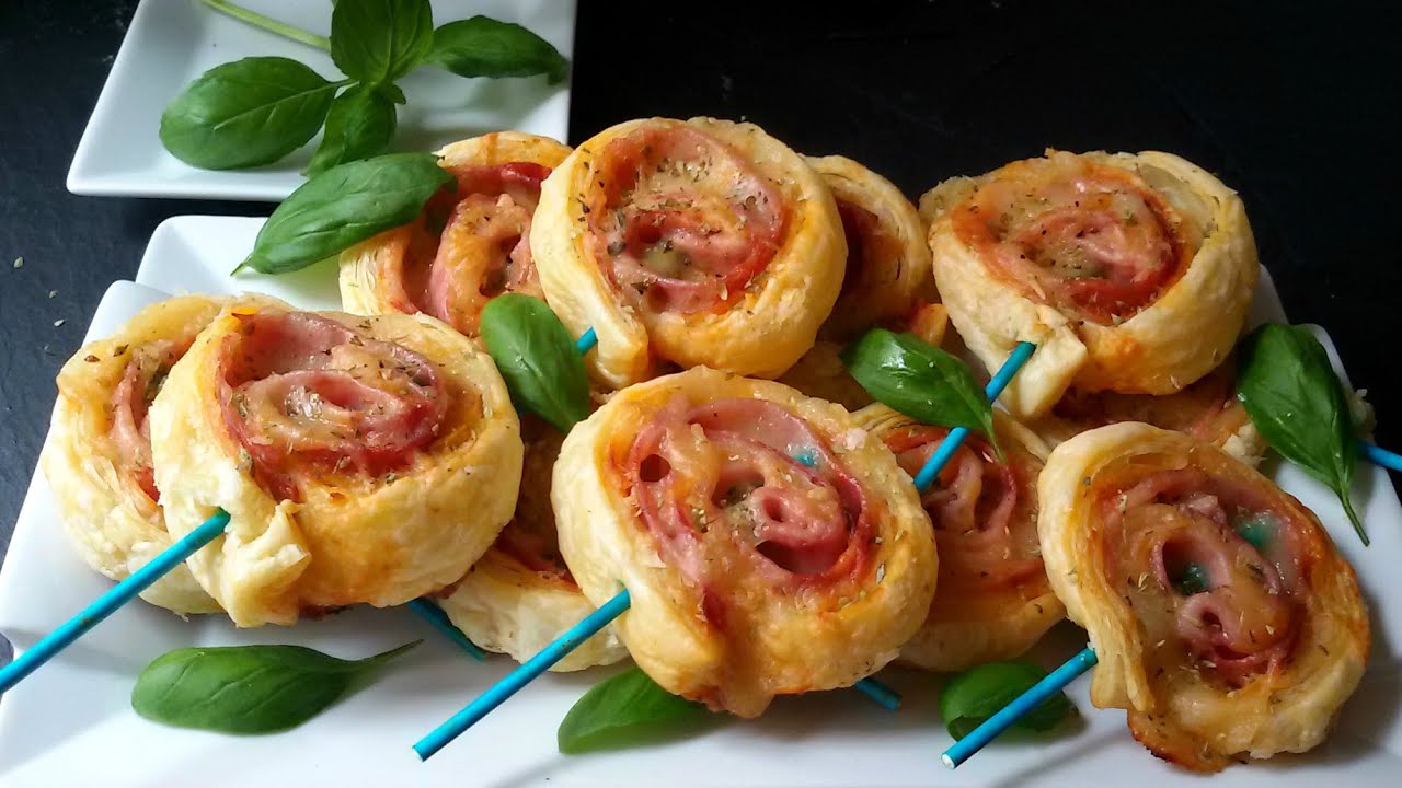Piruletas de hojaldre con jamón y queso. Pizza enrollada