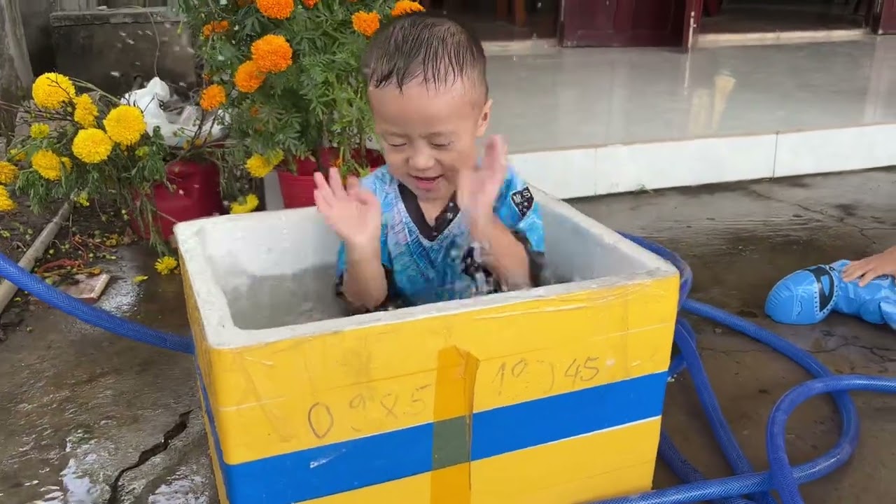 3 anh em tắm 