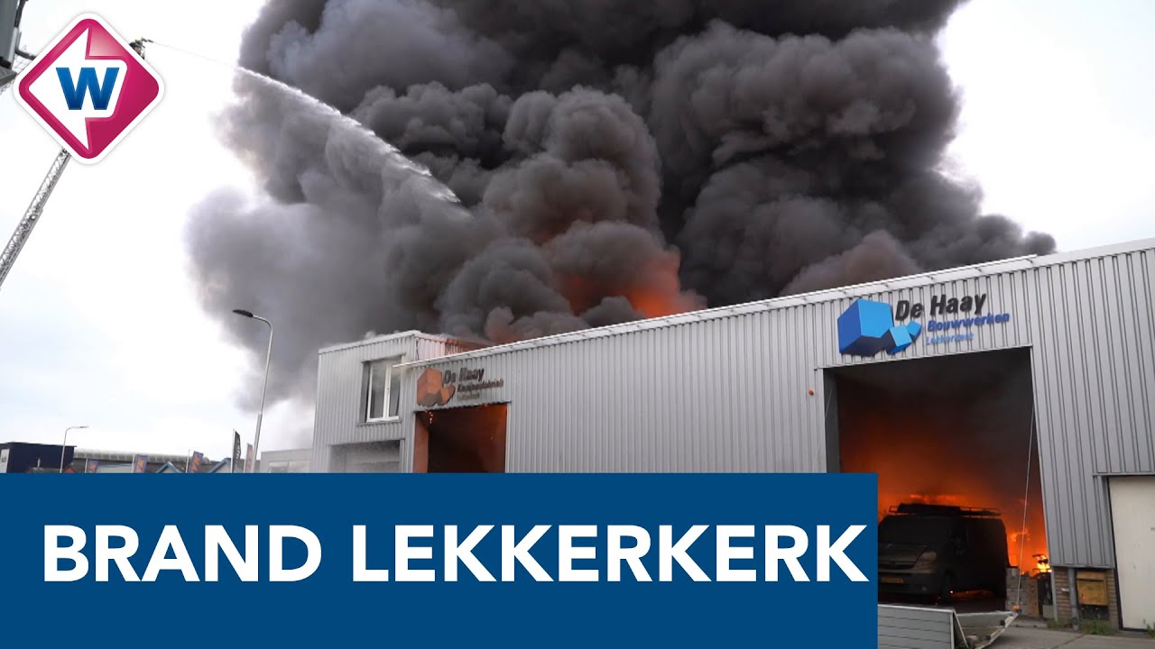 Arrestaties, speciaal blusvoertuig en heel lang blussen bij grote brand in Lekkerkerk
