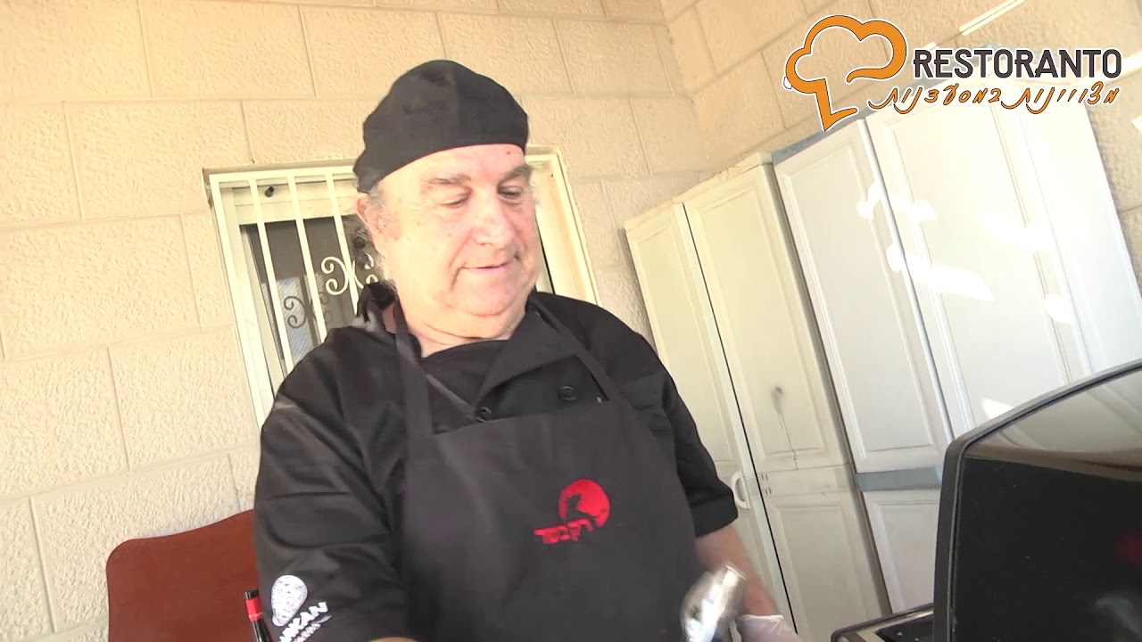 צליית אסאדו מנתח שורט ריב( קשתית) בגריל גז.