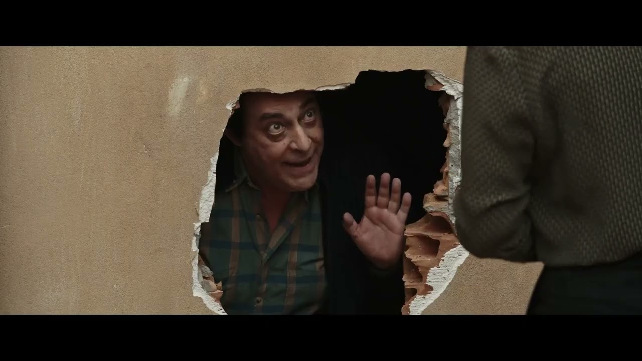 IDDU | Elio Germano, il buco e una clip | HOT CORN