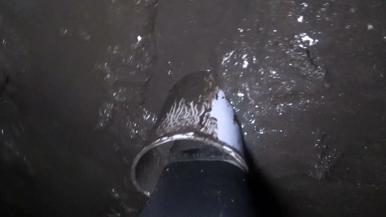 長靴（白）で泥水遊び 01