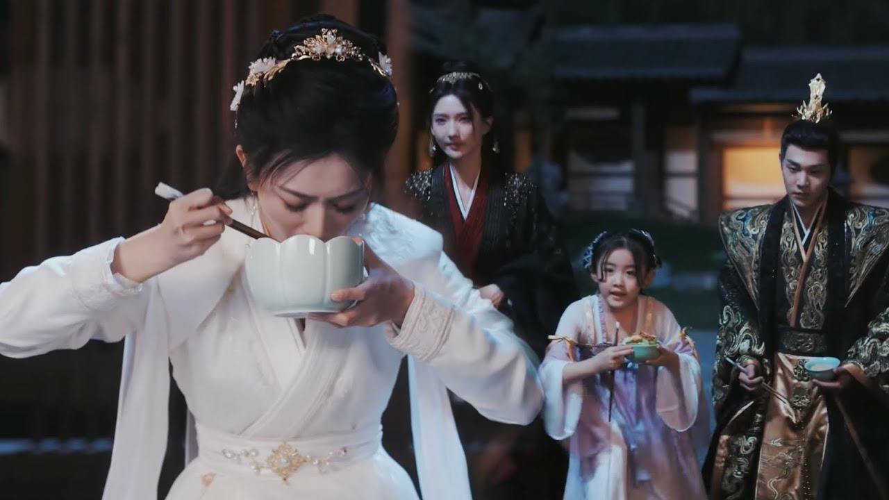 女孩原以為大口吃飯會遭人嫌棄，沒想到卻意外撩動了冷面王爺的心！#中國電視劇#甜寵愛情劇