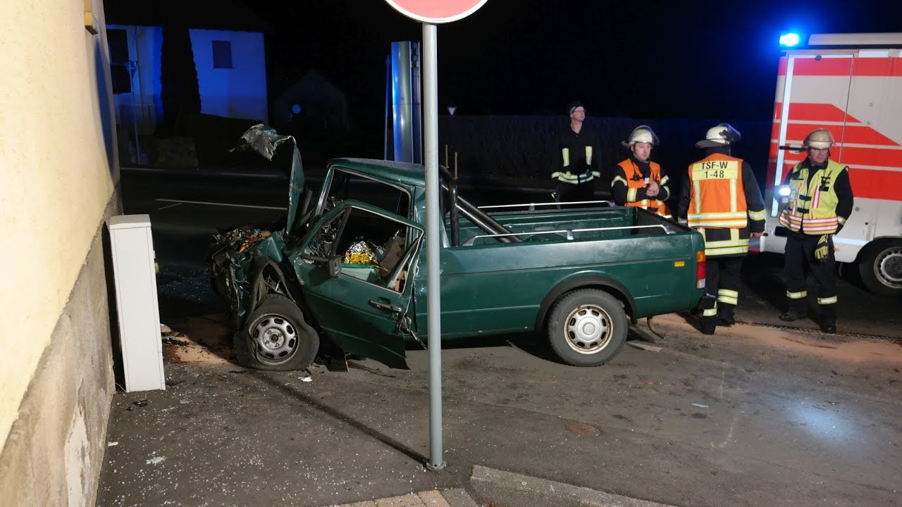Frontal gegen Hauswand: 30-Jähriger bei Unfall in Gudensberg gestorben