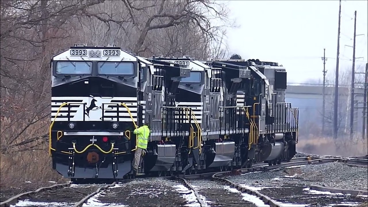 Power-full Norfolk Southern local C62 leaves Erie, Pa with 6 locomotives! (5 of them new!)