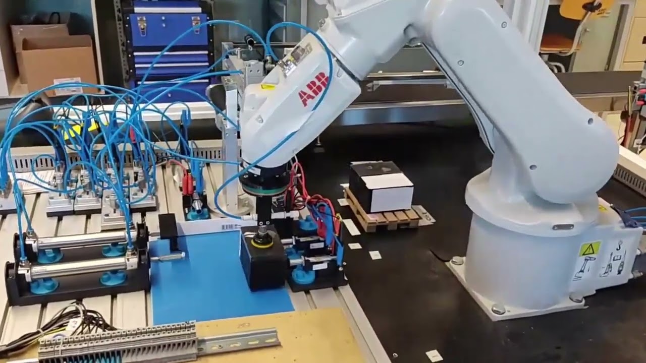 Estación procesadora alimentada por brazo robot