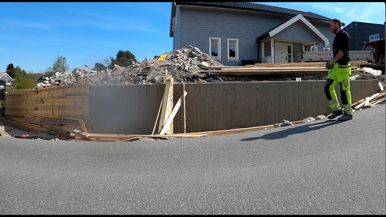 Forskaling og støp støttemur i Fredrikstad, bordforskaling tradisjonell tilpasset fjell.