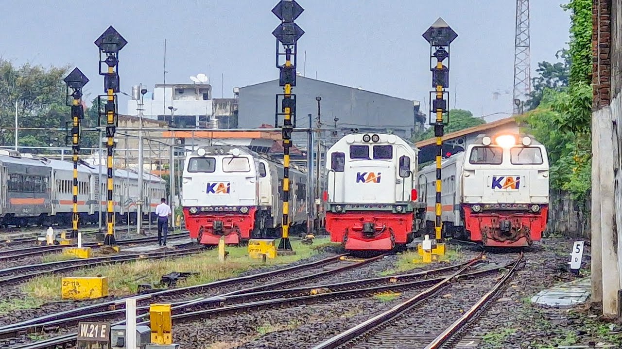 PASUKAN KERETA PAGI PENUHI STASIUN UJUNG KOTA SURABAYA!! Kereta Api Di Perlintasan Stasiun Semut