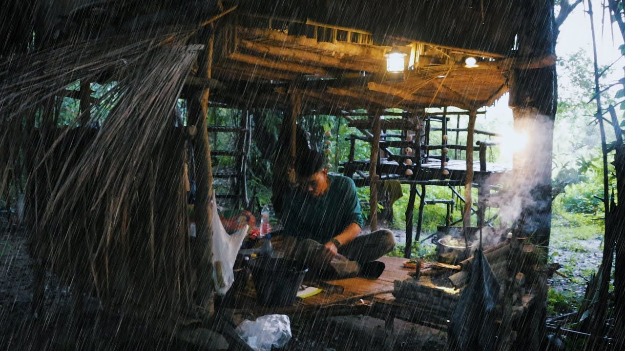 ฝนตกพายุเข้าบ้านต้นไม้ในป่า ฝนตกทั้งวันทั้งคืน ปัดกวาดบ้านและนอนพักแรม