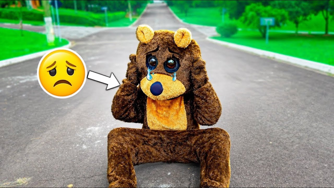 ENCONTRAMOS O URSO GIGANTE CHORANDO NO MEIO DA RUA!! *ajudamos ele