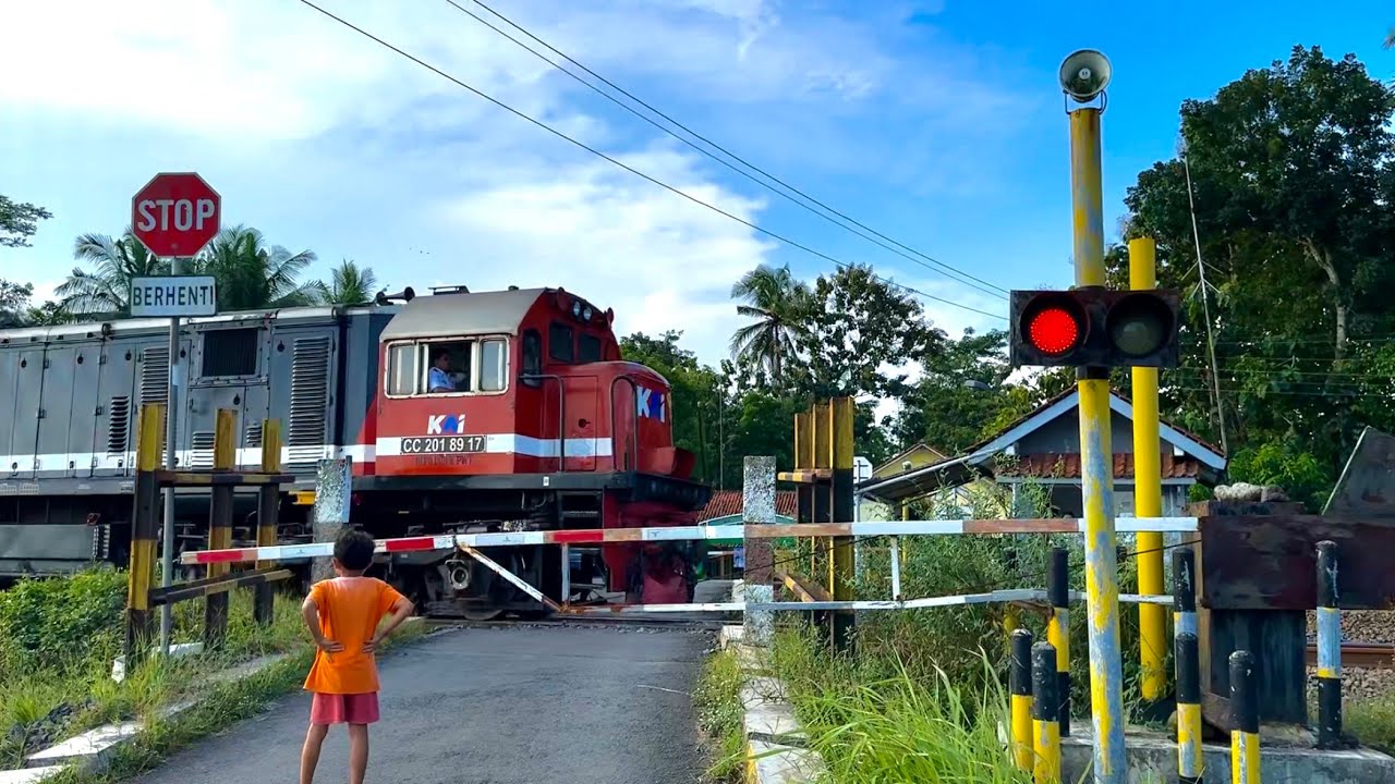 UNIK!, Perlintasan Kereta Api Klepusanggar Kebumen, Jawa Tengah