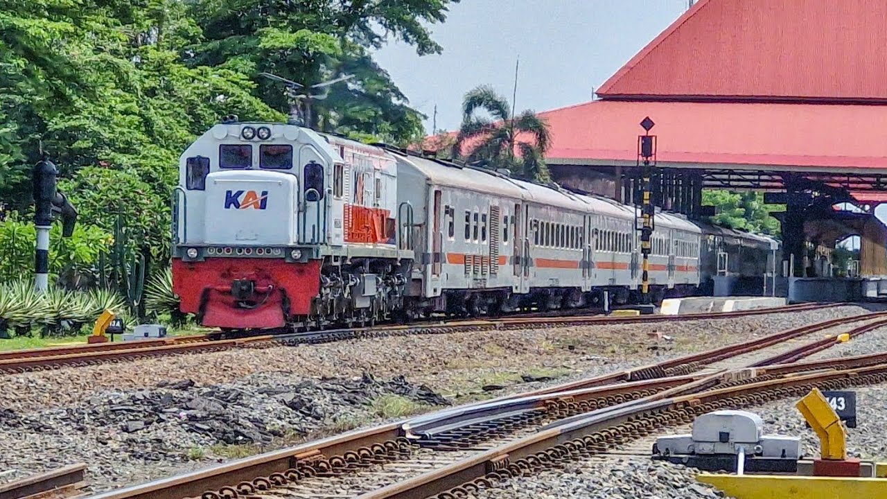 KEJADIAN LANGKA LOKOMOTIF USIA 40 TAHUN LEBIH DIGEBER DINAS KERETA RUTE JAUH CIREBON - JEMBER