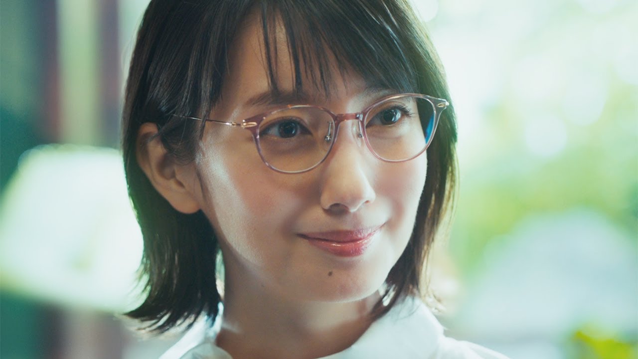 波瑠、メガネ店主役でミキとコミカルなやりとり　笑い止まらず崩れ落ちる一幕も　パリミキ新CM＆メーキング