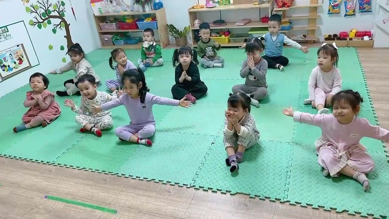 Mỗi ngày đến trường là em bé lại học được điệu mua mới