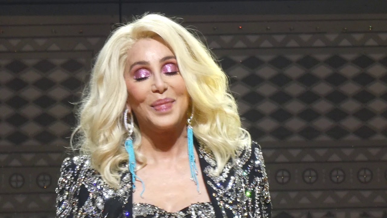 Cher: Walking in Memphis (Here We Go Again Tour) - live in Leeds 2019