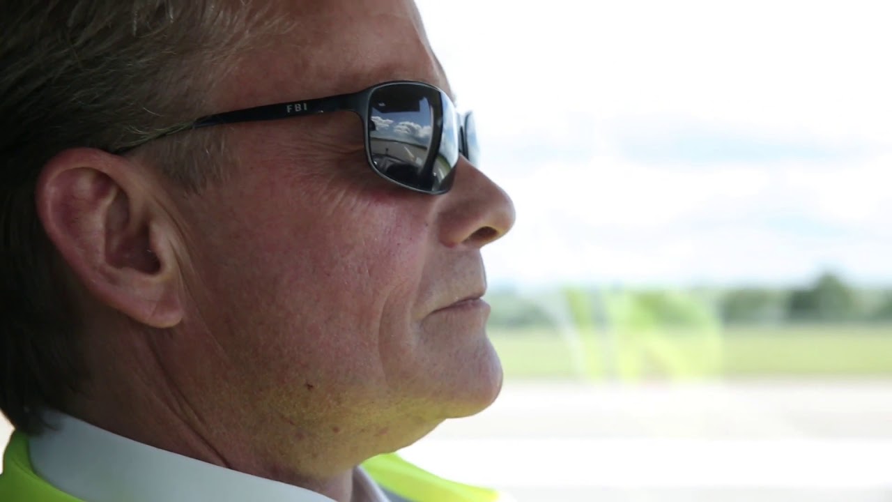 Verkehrsleiter vom Dienst Uwe R&uuml;cker erkl&auml;rt seine Arbeit am Stuttgarter Flughafen (2/2)