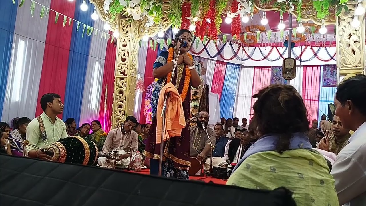 যে দিন যাবি শ্মশান ঘাটে বুকভরা কষ্ট নিয়ে কৃষ্ণা দিদি সুন্দর একটি ভজন গাইলেন।