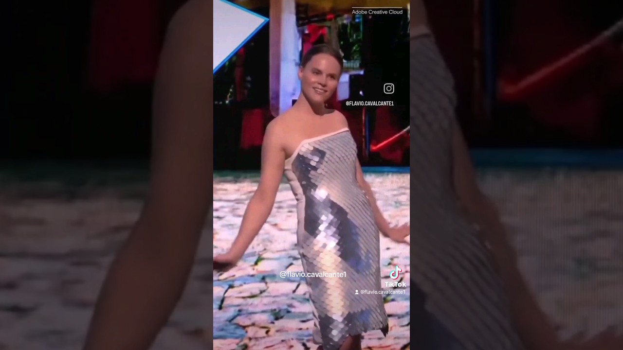 A #adobe criou o #vestido #digital . Uma #tecnologia que muda de padronagem