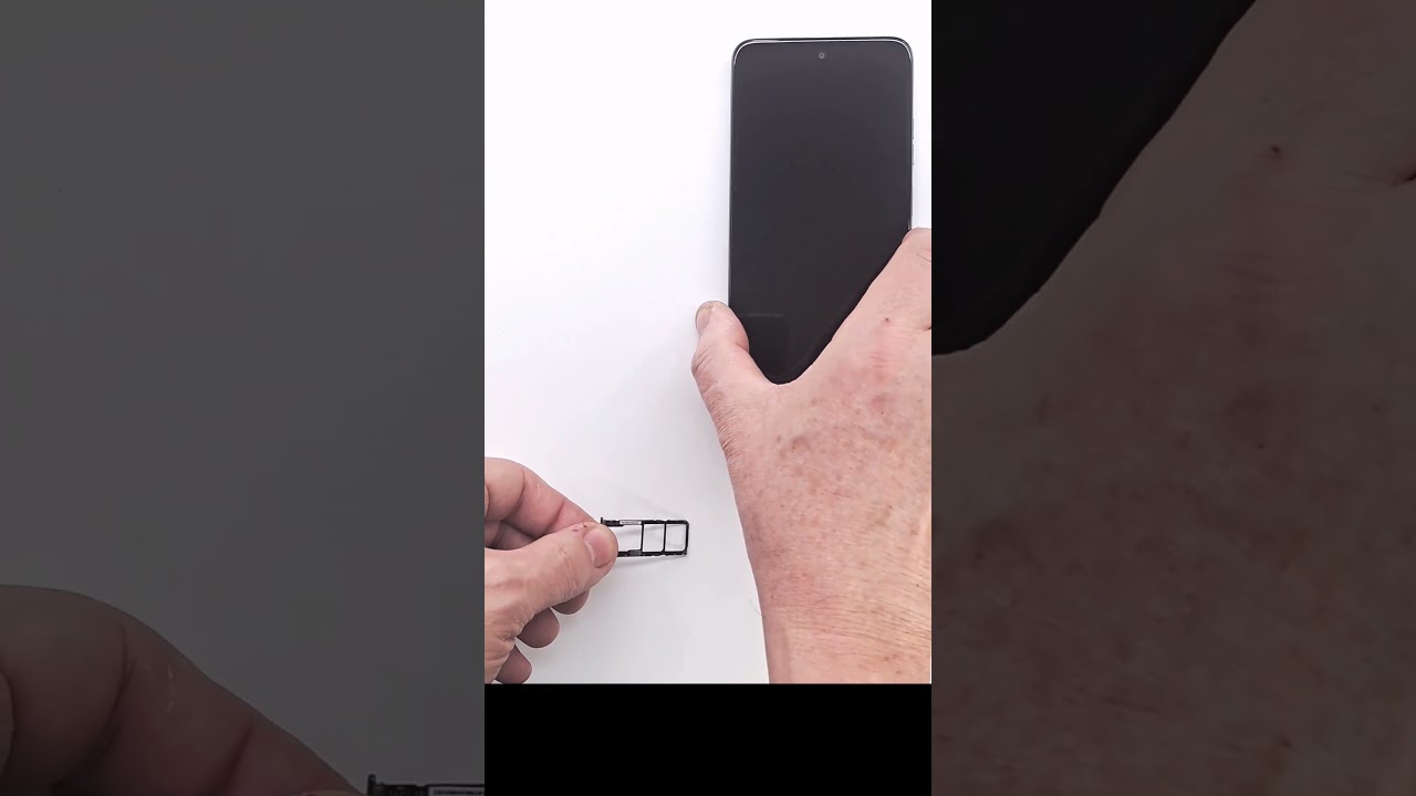 MOTO G05 How to insert sim and sd card