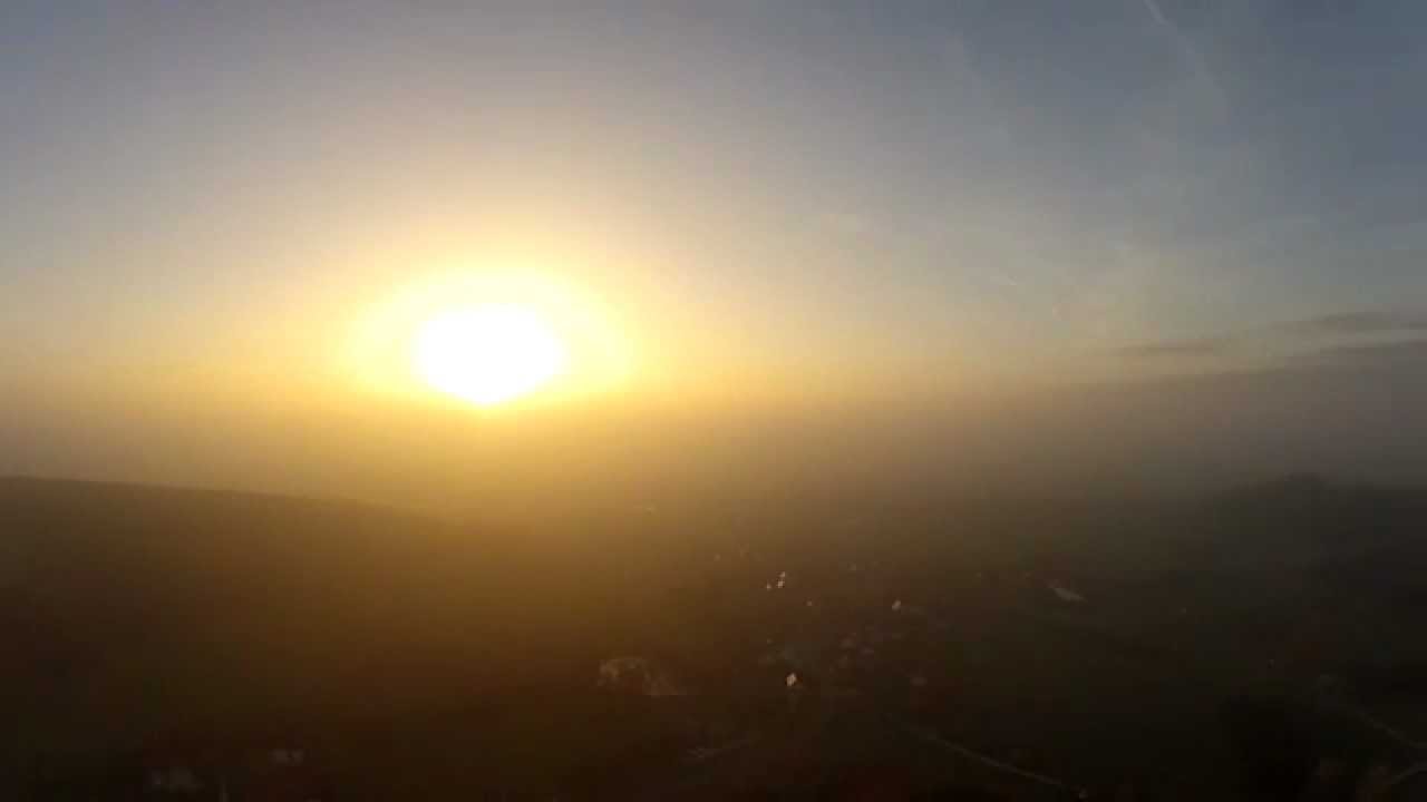 Flug in nebliger Abendstimmung - unbearbeitet