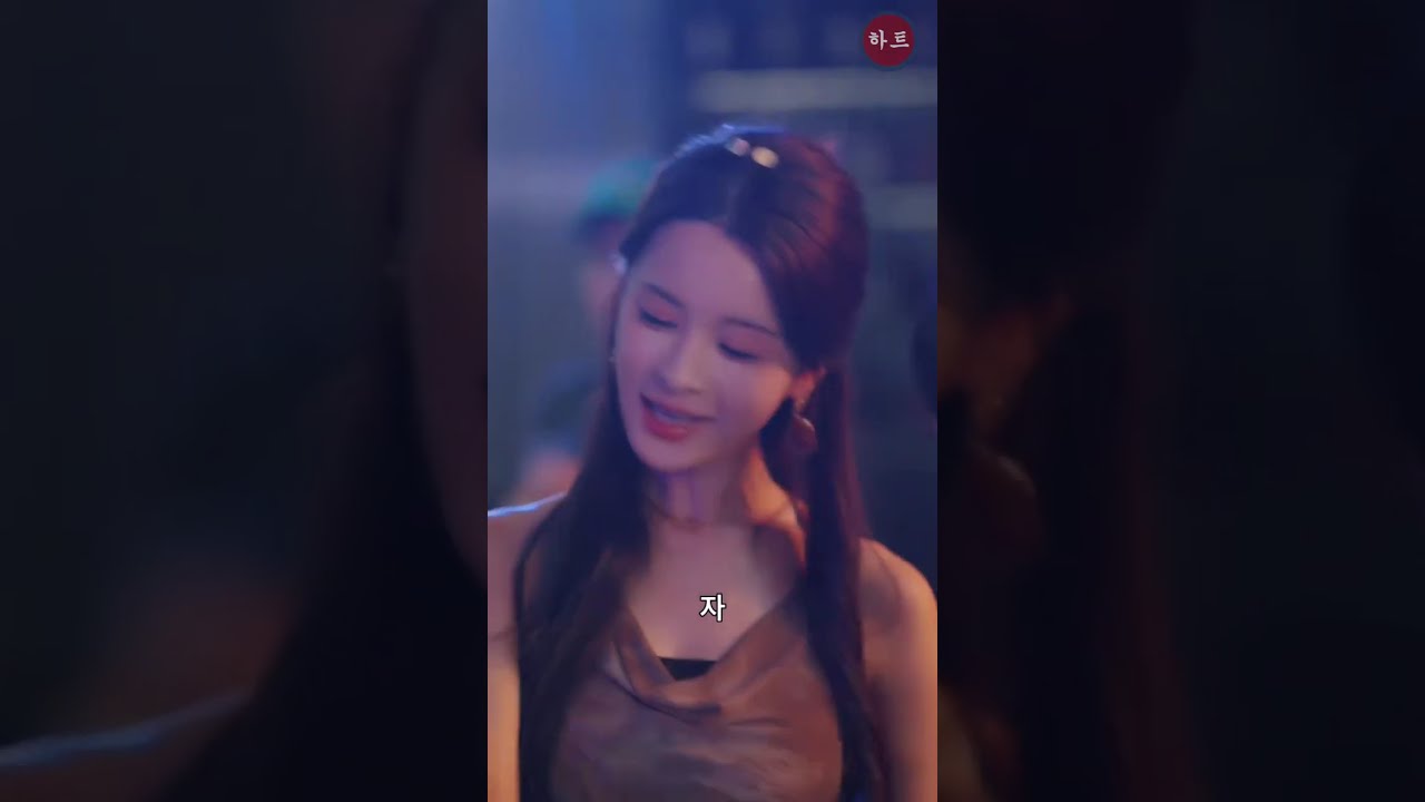 모두가 그를 사생아라 비웃었지만, 그녀는 한 번의 키스로 그를 지옥에서 끌어올리고 떠났다. 재회한 그는 이미 재벌의 권력자였고, 그녀를 뜨겁게 끌어안았다—“너는 원래 내 것이야!”