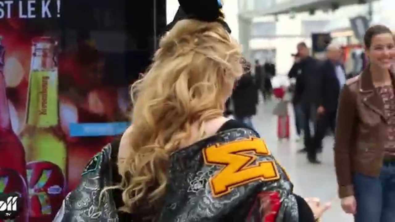 Elizabeth Vidal dite la Cantadora investit la Gare de Lyon